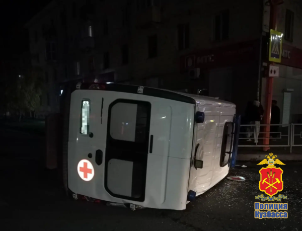 В Кузбассе автомобиль скорой помощи перевернулся в ДТП на перекрестке